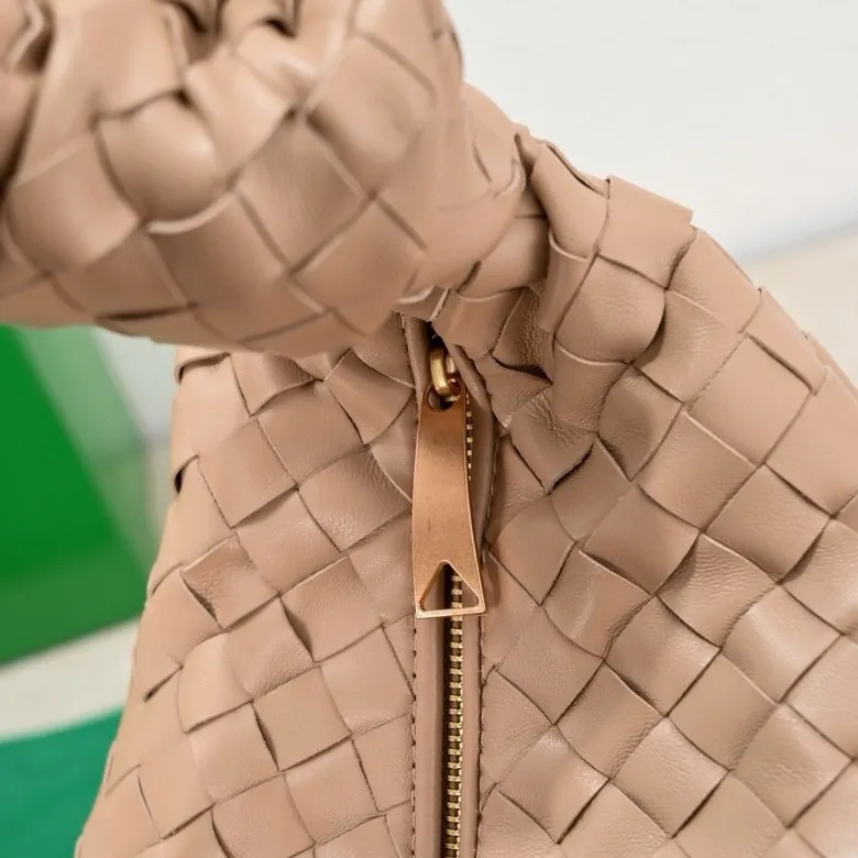 Batch 1860 large Jodie handbag, new arrival in early spring#, cool style, retro style, full of vitality, free and easy, distinctive personality brings multi-layered charm to daily wardrobe~ 🔝The soft and flowing fabric conveys a soft touch# A relaxed and comfortable feeling is newly interpreted in the silhouette· Croissant woven sheepskin Size: width 40 height 48 thickness 16 [6698#]